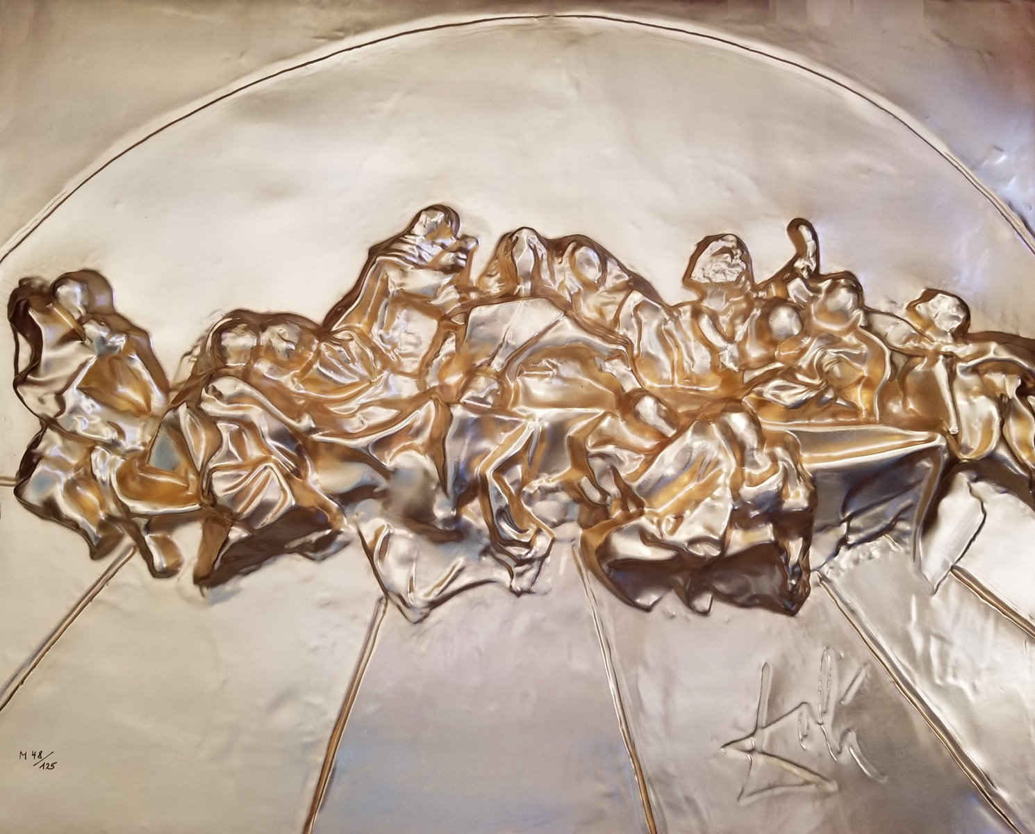 Дали золото. Сальвадор дали 1955 Тайная вечеря. Salvador Dali last supper. Тайная вечеря с Ван Гогом вериеером Сальвадор дали. Noir Chevalier Salvador Dali Bronze bas-Relief.